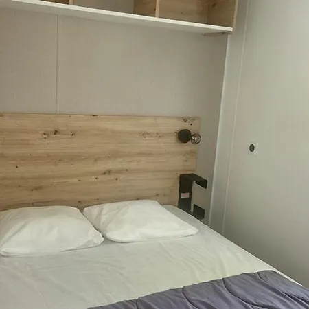 Mobil-home Avec Terrasse A Pour 3 Pers. - Api-1-52-605 * Notre-Dame-de-Monts